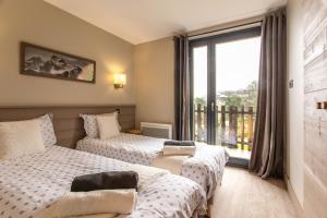 French Alps 5-Bed Cottage Sleeps 12 with Parking