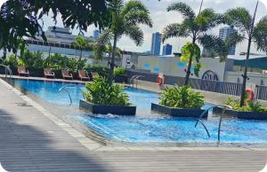 Manhattan plaza towers with balcony, netflix, can cook