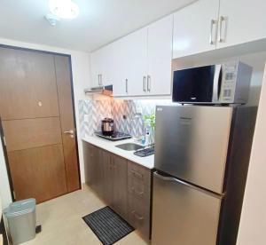 Manhattan plaza towers with balcony, netflix, can cook