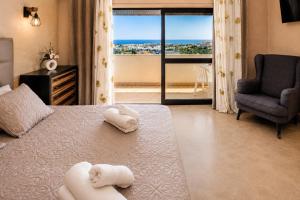 Ocean Eyes. Amazing 180º view of the sea and city