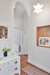 Large Super Central 3 Bed -Princes Street, Parking