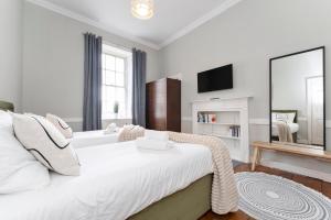 Large Super Central 3 Bed -Princes Street, Parking