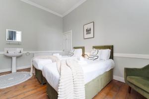Large Super Central 3 Bed -Princes Street, Parking