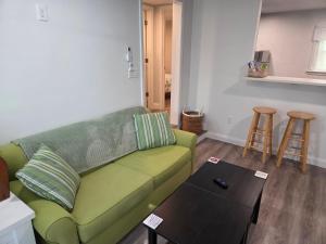 Cozy 2 Bedroom Less Than A Mile To The Beach