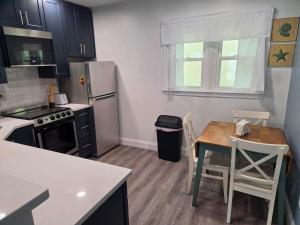 Cozy 2 Bedroom Less Than A Mile To The Beach