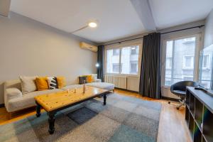Private House with Terrace - 4 Rooms - 2 Bathrooms - Central Location