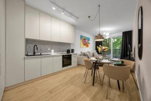Warsaw Praga Apt - Parking, Balcony, Workdesk - by Rentujemy