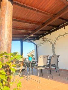 Golden Lake View HOME with Private Garden and Free Parking