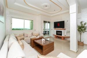 3-bedroom villa with pool and sea view