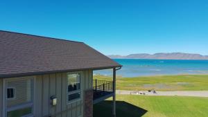 Lakeshore Retreat, Lakefront with Water Toys