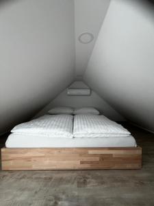 Grand Cesar Holiday Home Bled with Sauna & Parking