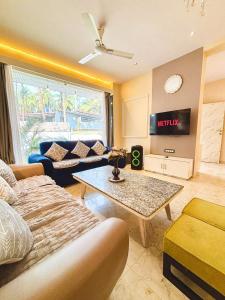 Glasshouse Luxury Villa, 4 Bed Private Pool Gorai