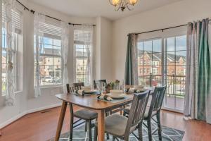 Upscale, Central & Cozy TH+ Families & Pets Parks