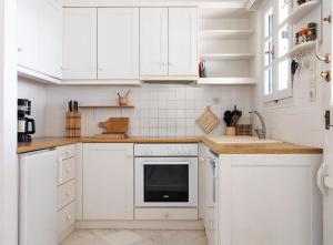 Charming Naxos Villa, Ocean Views, Modern Comfort, Tranquil Escape