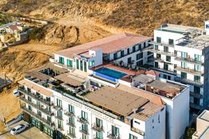 Dog-Friendly Loft with Rooftop Infinity Pool, Gym, Balcony & Central AC