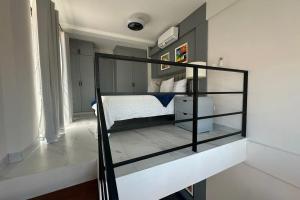 Dog-Friendly Loft with Rooftop Infinity Pool, Gym, Balcony & Central AC
