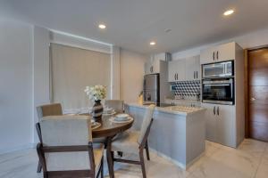 Dog-friendly Apartment with Rooftop Infinity Pool, Gym, Central AC & Balcony