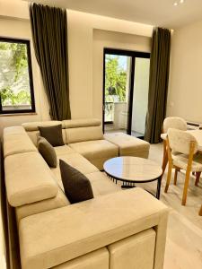 Golden Residence 101- Beachfront&Swimming Pool Ap