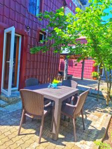 Makhos Cottage