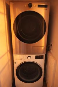 Luxury DT 2BR High Rise w Skyline View Rogers