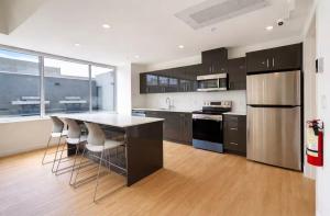 Luxury DT 2BR High Rise w Skyline View Rogers