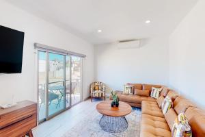 Luxurious Mountain-View Apartment close to the sea with Rooftop Sunset Views