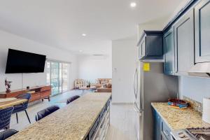 Luxurious Mountain-View Apartment close to the sea with Rooftop Sunset Views