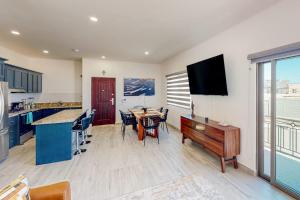 Luxurious Mountain-View Apartment close to the sea with Rooftop Sunset Views