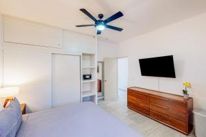 Luxurious Mountain-View Apartment close to the sea with Rooftop Sunset Views