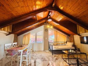 HELEN STUDIOS Loft