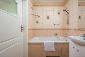 Kasprzaka Warsaw Classic Apartment by BookingHost