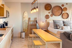 Cozy downtown Studio with Rooftop Pool & ArchOcean Views