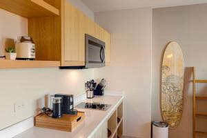 Cozy downtown Studio with Rooftop Pool & ArchOcean Views