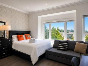 Bright View Home near YVR & Parking