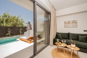 Mr & Mrs Grey Luxury Suites with Private Pools-Laganas