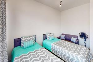Ground-floor Condo with Ocean View, Pool, Gym, Hot Tub, & WasherDryer