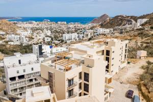 Immaculate Stay with Stunning Views, Balcony, plus on-site Pool & Gym