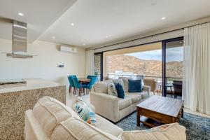Immaculate Stay with Stunning Views, Balcony, plus on-site Pool & Gym