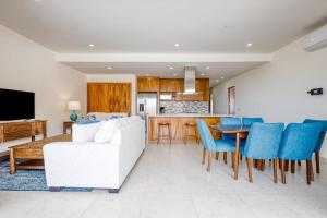 Immaculate Stay with Stunning Views, Balcony, plus on-site Pool & Gym