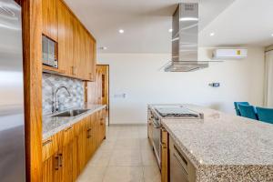 Immaculate Stay with Stunning Views, Balcony, plus on-site Pool & Gym