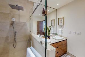 Stunning 3 BR - Pool - Awesome amenities