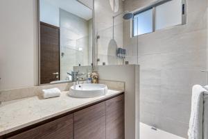 Spectacular Vista Vela Condos - near major attractions, AC & balcony grill