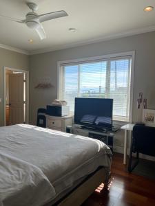 A cozy en-suite on the second floor with independent entranceclose to YVR