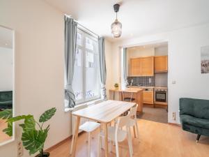 Lively City Getaway for 10 Near Meir