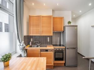 Lively City Getaway for 10 Near Meir