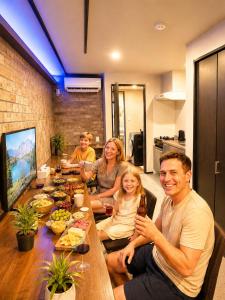 LEON RESORT HOTEL Max 6 people Namba 5min OsakaCastle 6min Shinsaibashi 10min USJ 18min for family 3 train lines Best location 3 bedrooms 最大6名 難波5分 大阪城6分 心斎橋10分 USJ18分 3路線立地抜群 一棟貸切