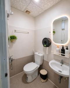 Kates House - Spacious Apt 2BR 2Bath - Balcony & Quiet - 5 to beach