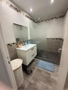 Grand T5 climatisé-4 Chambres-Parking Privé-Tram 3min-8 Pers