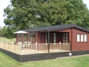 Lovely Cottage in Brookland Britain with Private Veranda