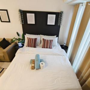 Sky-High Luxury Studio at Knightsbridge Residences